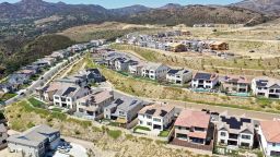 Въздушен изглед на съществуващи домове в близост до нови домове в строеж (ГОРЕН R) в квартал Чатсуърт на 08 септември 2023 г. в Лос Анджелис, Калифорния. 