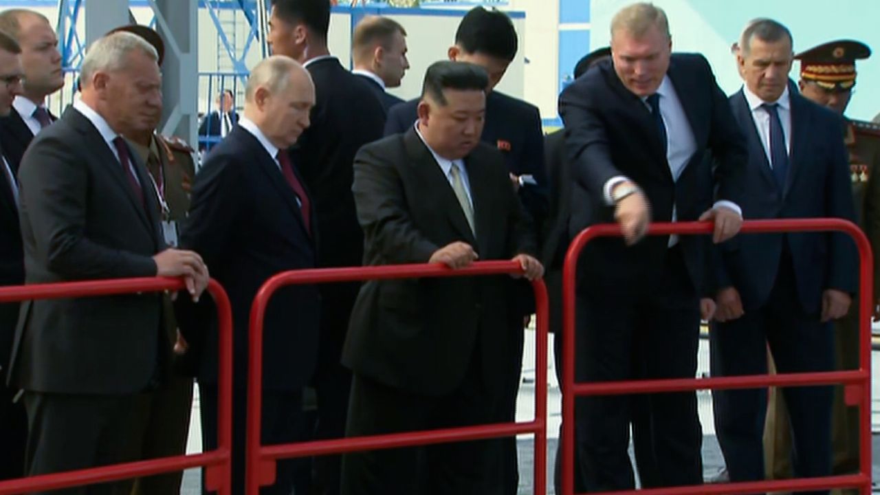Kim Jong Un y Vladimir Putin inspeccionan el complejo de lanzamiento dentro del cosmódromo de Vostochny.