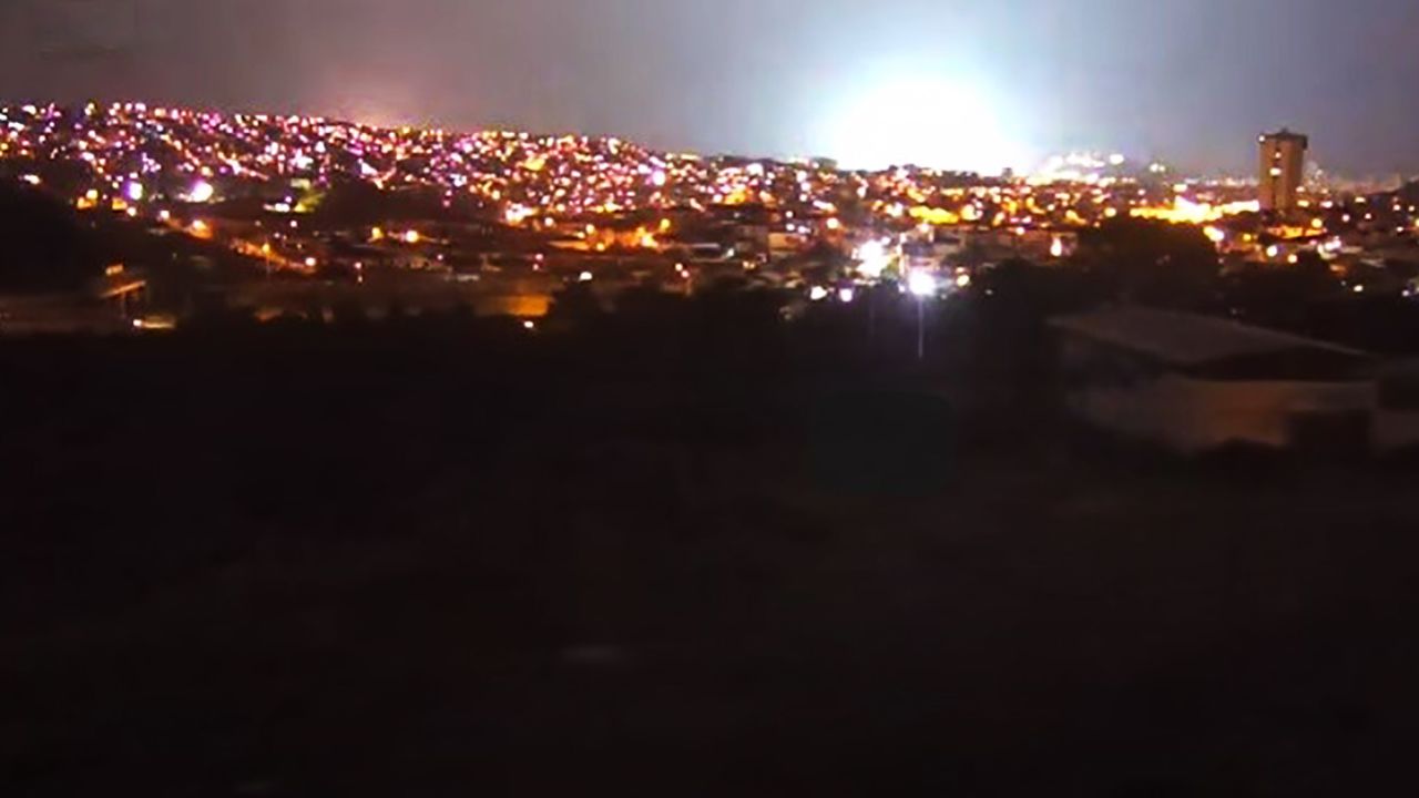 에콰도르 과야킬에서 본 지진 불빛이 하얗게 빛납니다.