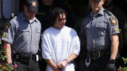 Служители на правоприлагащите органи ескортират Данило Кавалканте от казарма на щатската полиция на Пенсилвания в Ейвъндейл, Пенсилвания, в сряда, 13 септември 2023 г. Кавалканте беше заловен в сряда, след като две седмици се изплъзваше от стотици търсачи. (AP Photo/Matt Rourke)