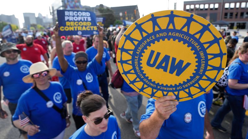 La UAW potrebbe prendere di mira impianti chiave mentre i negoziatori si affrettano per evitare gli scioperi di GM, Ford e Stellantis