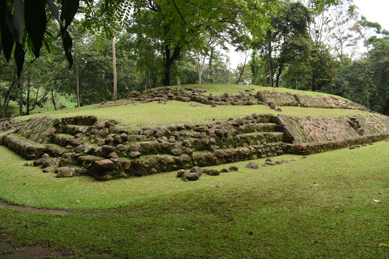 Structure 6 shows the introduction of theMayan architectural style