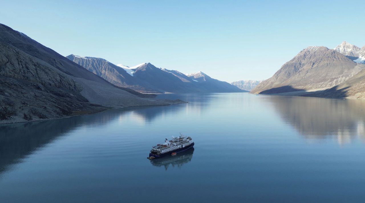 Una vista del Ocean Explorer, un crucero noruego con bandera de las Bahamas con 206 pasajeros y tripulación, que encalló en el noroeste de Groenlandia, fotografiado el martes 12 de septiembre de 2023. El barco mide 104,4 metros (343 pies) de largo y 18 pies de largo. .  El Ocean Explorer, de un metro de ancho, encalló el lunes en el fiordo Alpefjord, en el Parque Nacional del Noreste de Groenlandia.  Otro intento de liberar un crucero de lujo con 206 personas a bordo que encalló en el parque nacional más septentrional del mundo, aprovechando la marea alta, ha fracasado.  Este fue el tercer intento de liberar el MV Ocean Explorer.  (Sirius/Comando Conjunto Ártico vía AP)