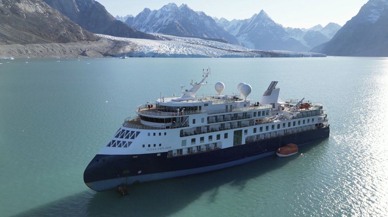 Una vista del Ocean Explorer, un crucero noruego con bandera de las Bahamas con 206 pasajeros y tripulación, que encalló en el noroeste de Groenlandia, fotografiado el martes 12 de septiembre de 2023. El barco mide 104,4 metros (343 pies) de largo y 18 pies de largo. .  El Ocean Explorer, de un metro de ancho, encalló el lunes en el fiordo Alpefjord, en el Parque Nacional del Noreste de Groenlandia.  Otro intento de liberar un crucero de lujo con 206 personas a bordo que encalló en el parque nacional más septentrional del mundo, aprovechando la marea alta, ha fracasado.  Este fue el tercer intento de liberar el MV Ocean Explorer.  (Sirius/Comando Conjunto Ártico vía AP)