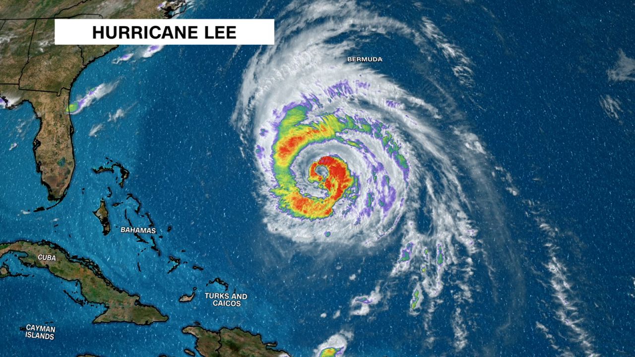 Uma imagem de satélite mostra o amplo raio do furacão Lee enquanto se movia para o norte na quarta-feira. 