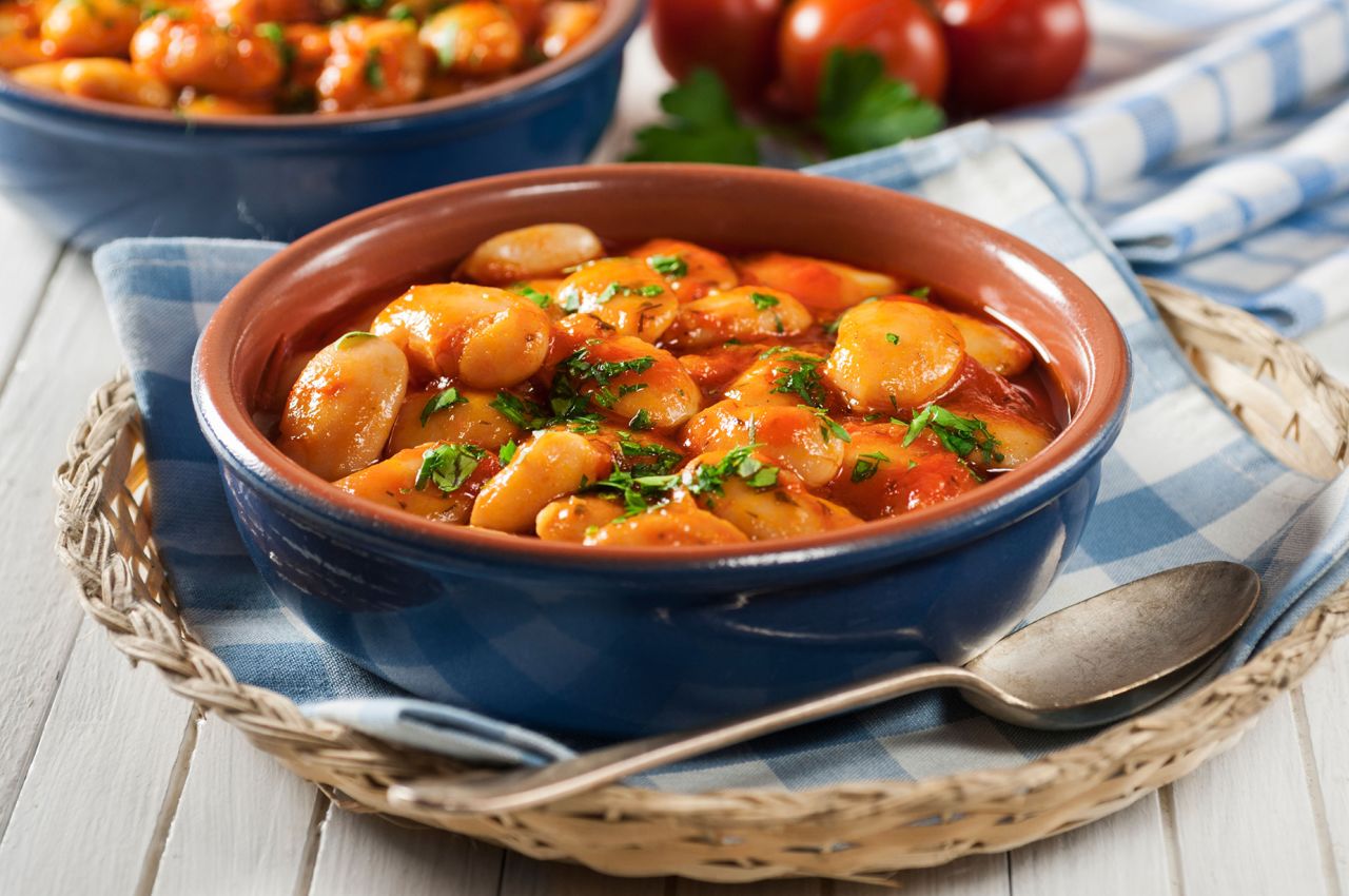 D59X7F Gigantes plaki Large white beans in tomato sauce Greece Food