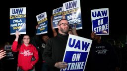  Стачкуващи United Auto Workers пикетират в завода за сглобяване на Ford в Мичиган в Уейн, Мичиган, малко след полунощ в петък, 15 септември 2023 г. (AP Photo/Paul Sancya)