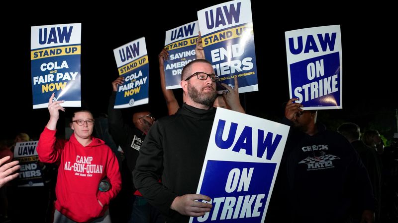 Read more about the article UAW workers launch unprecedented strike against all Big Three automakers – CNN