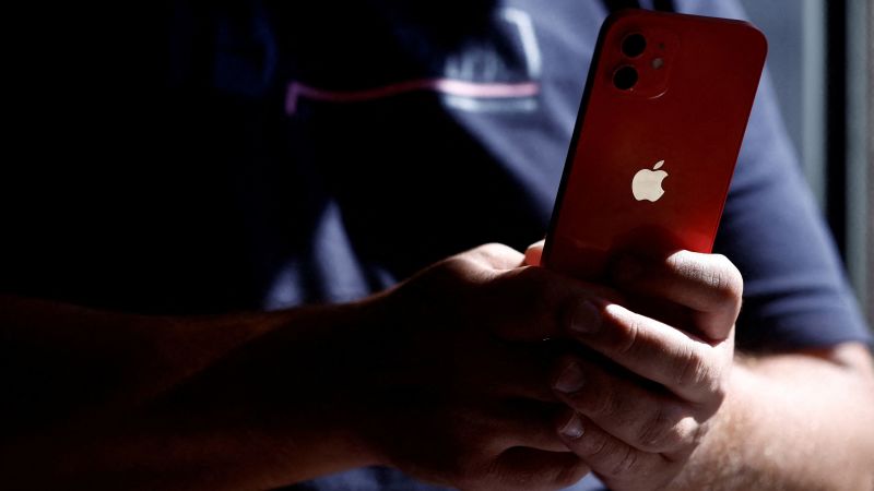 Apple планира да актуализира софтуера iPhone12 за потребители във Франция