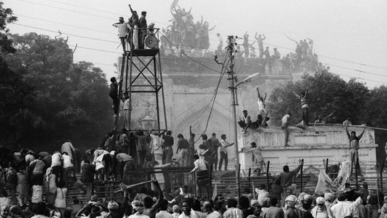 Fundamentalistas hindúes suben a la cúpula de Babri Masjid en Ayodhya para demoler la estructura el 6 de diciembre de 1992. 