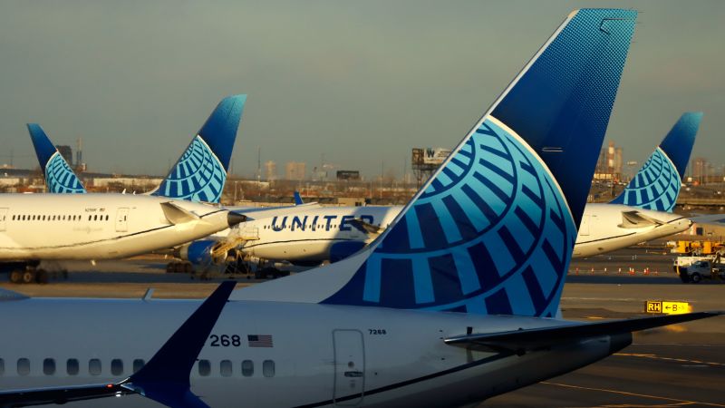 United Airlines uçağı “basınç sorunu” nedeniyle 8 dakikada 28.000 feet’e iniyor