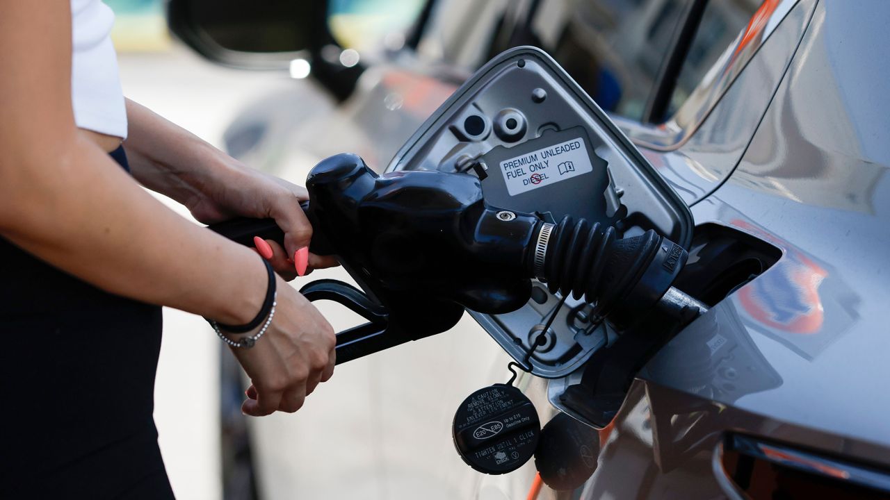 Gas prices in Los Angeles have risen to the highest amount since November, with an average of 5.43 USD for regular gasoline.
