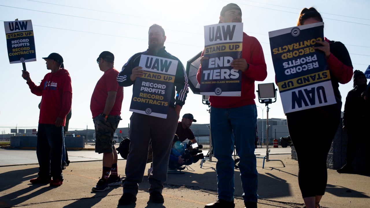 Miembros del UAW en un piquete frente a una planta de Ford en Wayne, Michigan, el viernes.