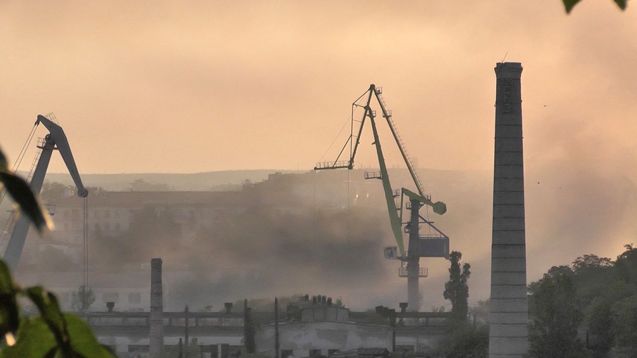  Дим се издига от корабостроителницата, засегната от украинска атака в Севастопол, Крим, на 13 септември 2023 г. 
