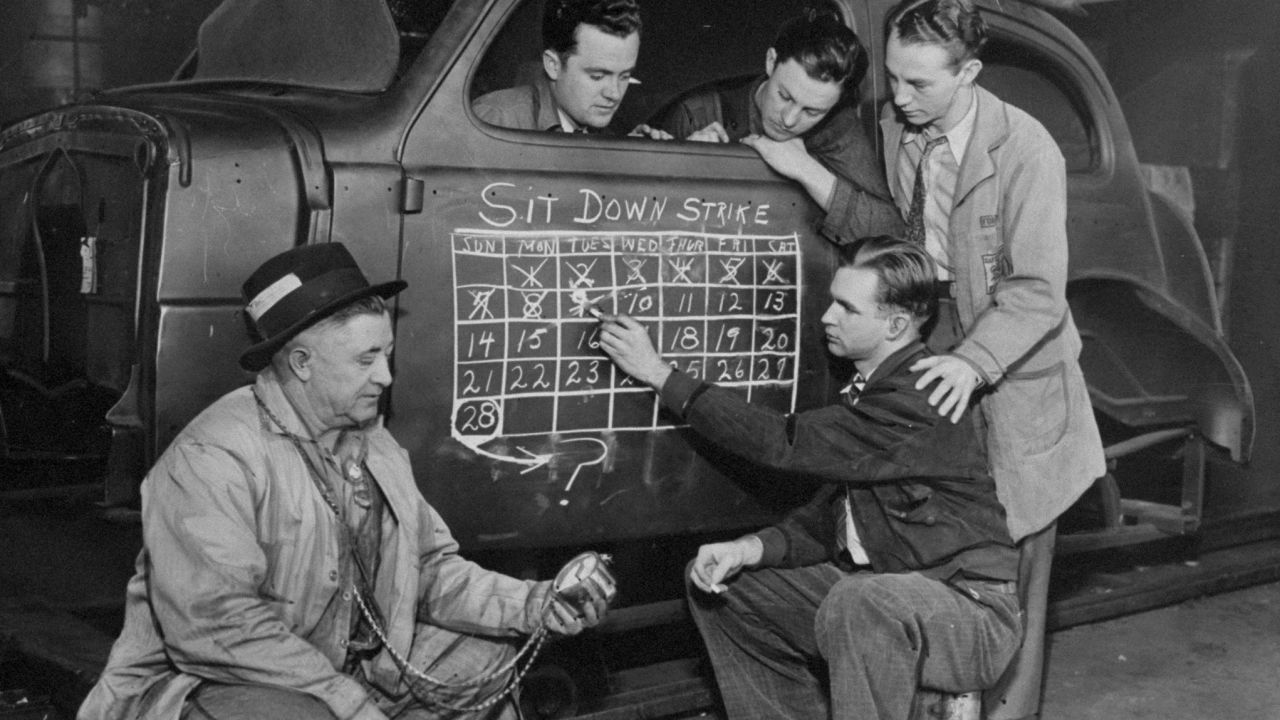 Los huelguistas tachan el número de días que han estado en la huelga de brazos caídos en la planta automotriz Chevrolet de General Motors en Flint el 10 de febrero de 1937.