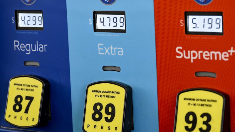 Белият дом възприема изчаквателен подход към покачващите се цени на газа, казват служители