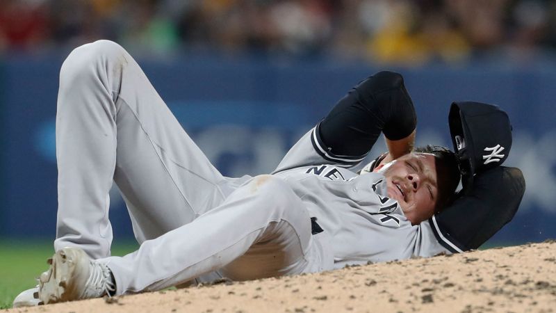 Питчър на Yankees беше изнесен от терена и изглеждаше окървавен, след като беше ударен с топка по време на мач на Pirates