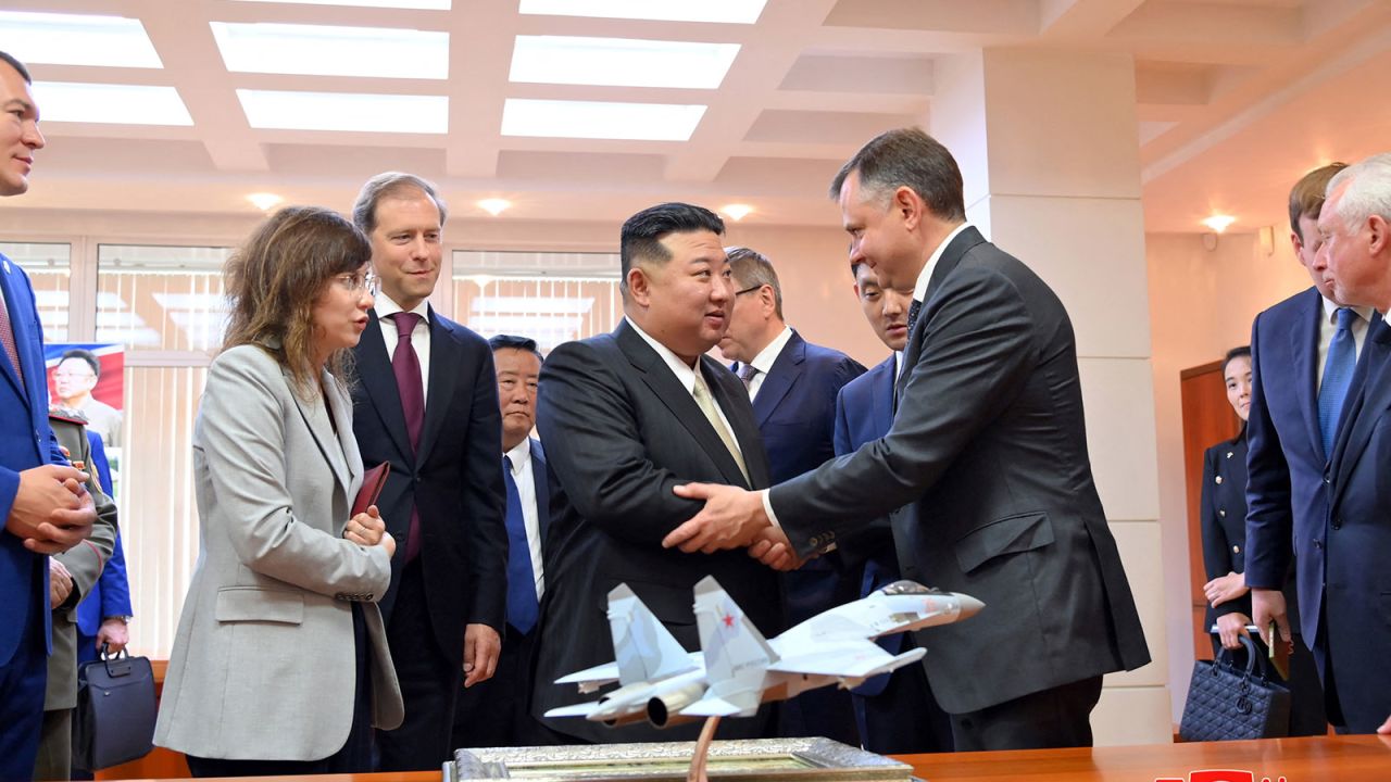 El líder norcoreano Kim Jong Un visita una planta de fabricación de aviones en la ciudad de Komsomolsk-on-Amur en Rusia el 15 de septiembre de 2023. 
