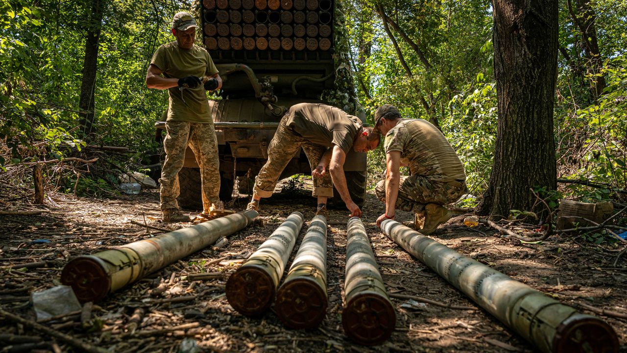 Los soldados ucranianos colocan detonadores en proyectiles graduados el 9 de agosto de 2023.