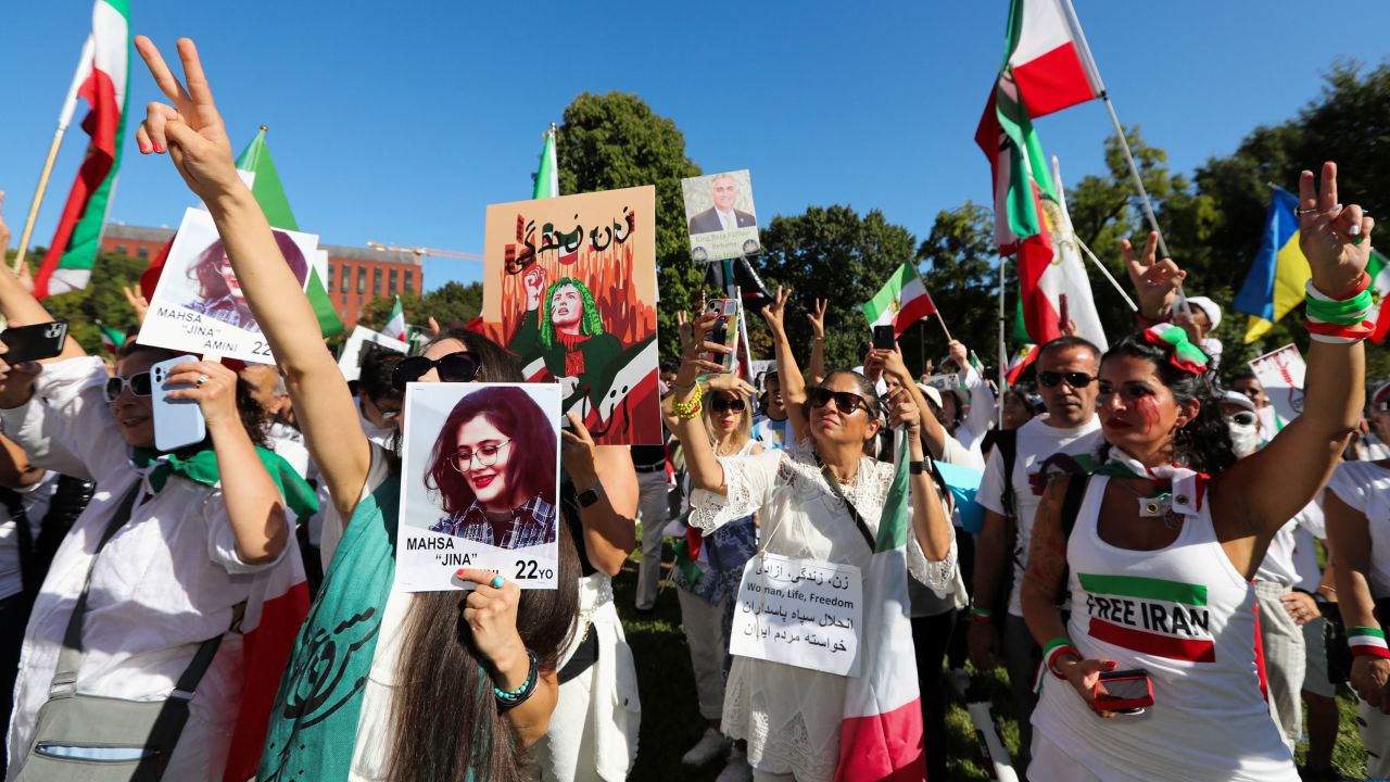 Los iraníes marchan frente a la Casa Blanca el sábado.