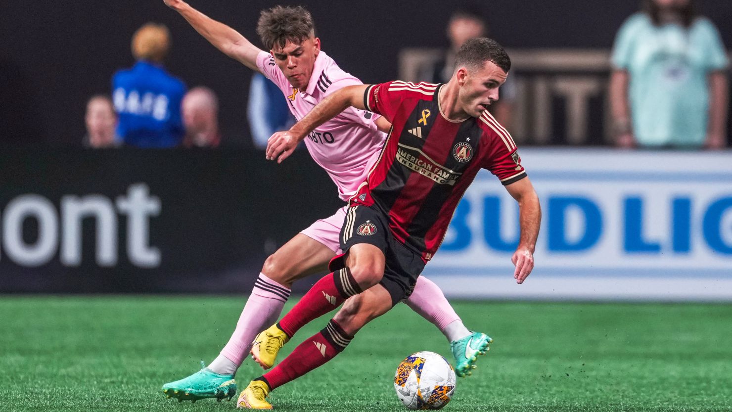 Brooks Lennon #11 of Atlanta United dribbles the ball around a defender during a game between Inter Miami CF and Atlanta United FC at Mercedes-Benz Stadium on September 16, 2023 in Atlanta, Georgia.