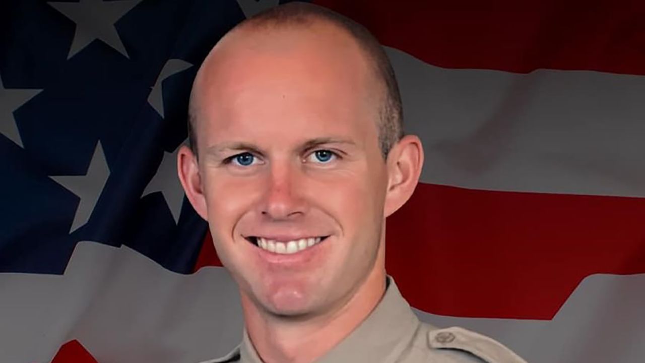 Окръг LA Заместник-шерифският отдел Райън Клинкънбрумър беше смъртоносно прострелян в патрулната си кола. class=