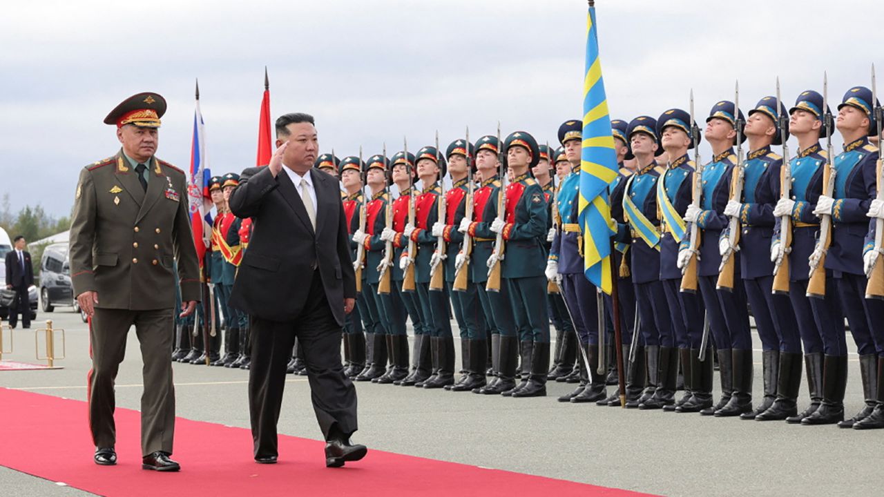 Ким Чен Ун говори за военно сътрудничество с руския министър на отбраната Сергей Шойгу в събота.