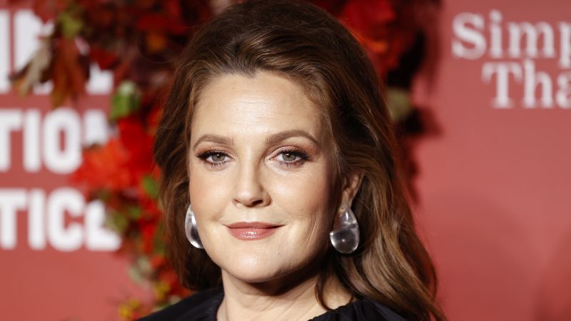 Drew Barrymore pausa seu talk show após remover um vídeo de desculpas a escritores e atores em greve