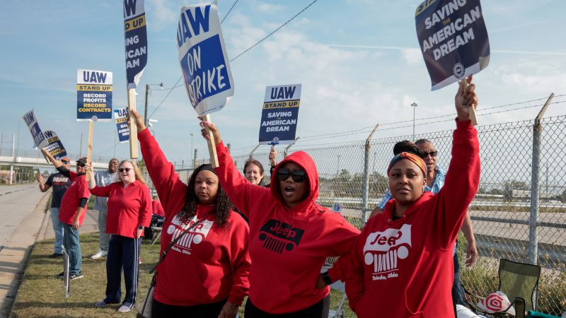 NextImg:Job security provisions could be the key to ending the auto strike | CNN Business