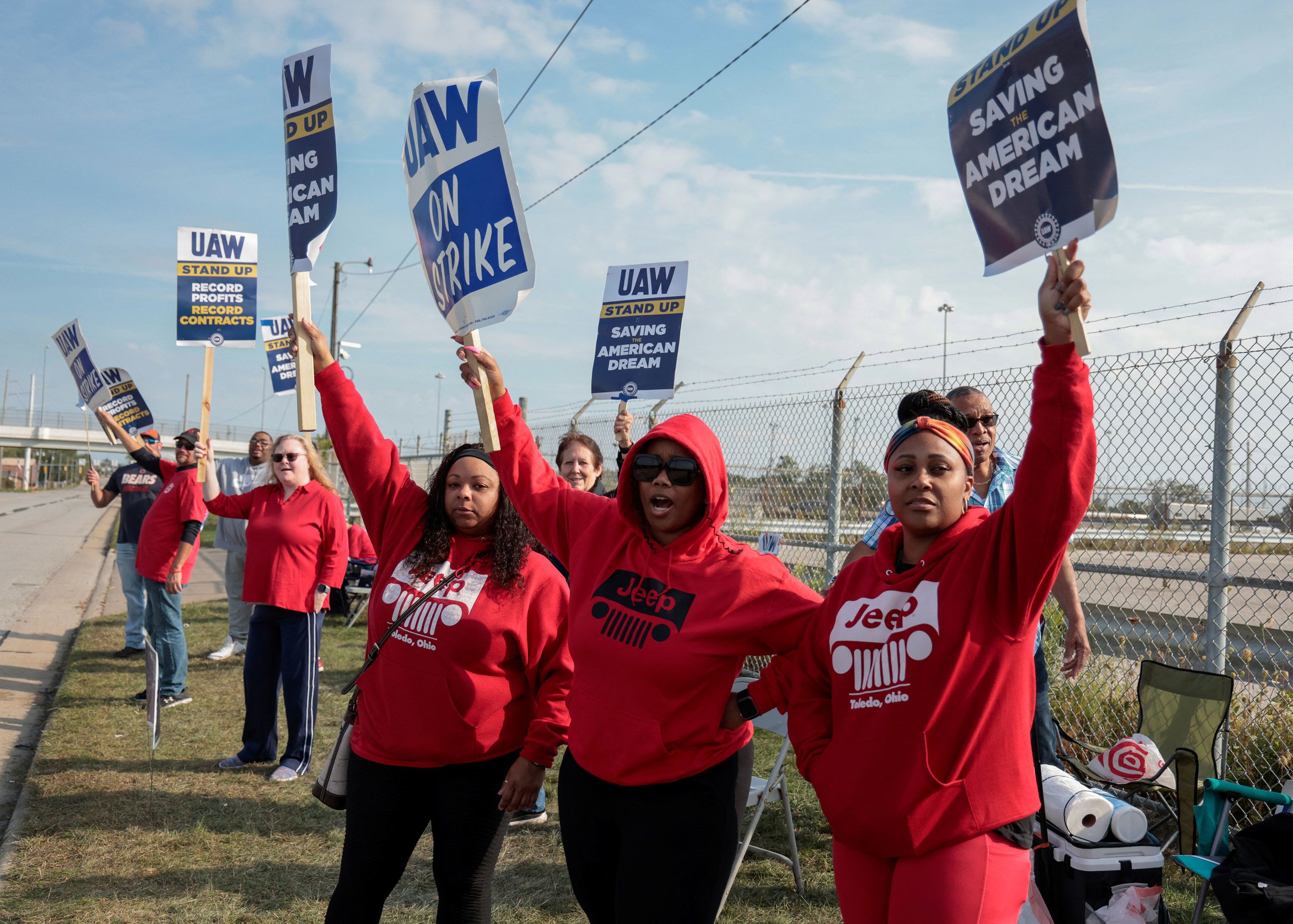 Biden tells UAW picket line to 'stick with it,' appears to endorse 40%  raise - MarketWatch