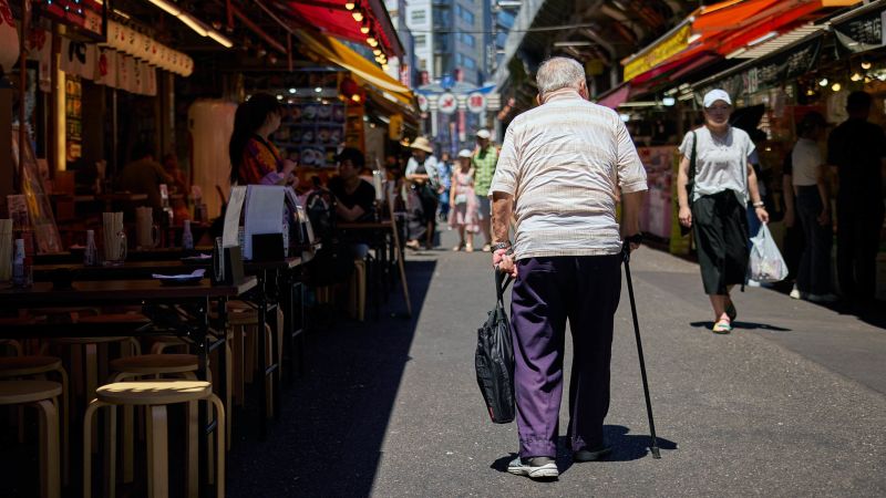 Япония казва, че един на всеки 10 жители е на 80 или повече години, тъй като нацията става сива