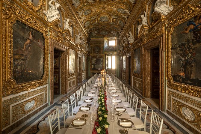 <strong>Mirrors Hall: </strong>Candlelit dinners are served in the Mirrors Hall, which features a long table fit for Renaissance-style banquets. The hall is decorated with bas-reliefs, golden stuccoes and original Flemish mirrors made during the Renaissance.