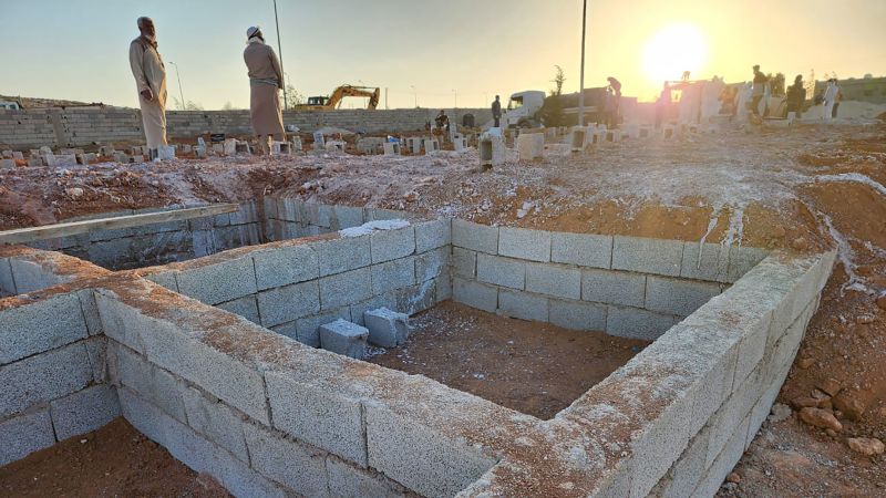 Derna : les survivants creusent des fosses communes pour les victimes des inondations dévastatrices en Libye