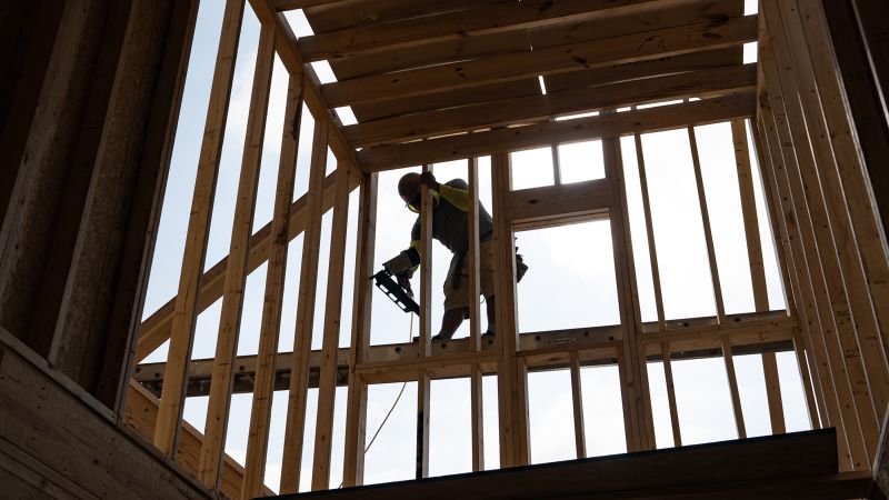 Увереността на строителите на жилища продължава да бъде натежавана от високите лихви по ипотечните кредити