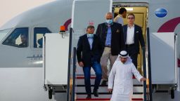 Гражданите на САЩ Сиамак Намази (вдясно), Емад Шарки (вляво) и Морад Тахбаз (в) слизат от катарски самолет при пристигането им на международното летище в Доха на 18 септември 2023 г. Петима задържани от САЩ, трима идентифицирани преди това като Сиамак Намази, Морад Тахбаз и Емад Шарки и двама, които пожелаха да останат анонимни, освободени от Иран, кацнаха в Доха при размяна на затворници на 18 септември, след като 6 милиарда долара замразени средства бяха прехвърлени в ирански сметки в Катар. (Снимка от Karim JAAFAR / AFP) (Снимка от KARIM JAAFAR/AFP чрез Getty Images)