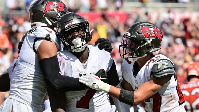 Shaquil Barrett comes up with the pick-six to help the Buccaneers