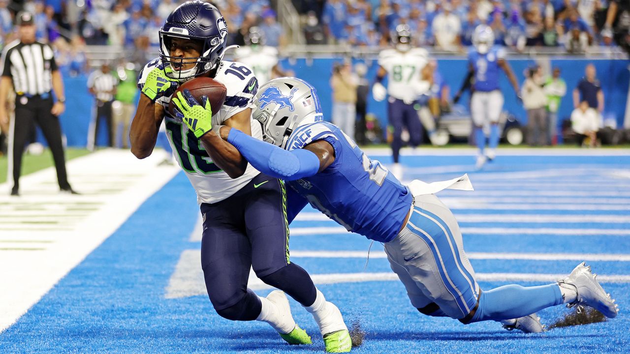 DETROIT, MICHIGAN - SEPTEMBER 17: Tyler Lockett #16 of the Seattle Seahawks catches a touchdown pass during the fourth quarter in the game against the Detroit Lions at Ford Field on September 17, 2023 in Detroit, Michigan. (Photo by Gregory Shamus/Getty Images)