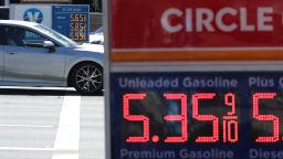 Цените на бензина над $5,00 за галон са показани на бензиностанция на 13 септември 2023 г. в Сан Рафаел, Калифорния. Според доклад на Министерството на труда, скокът на цените на бензина през август е допринесъл за повишаване на инфлацията, тъй като потребителските разходи са нараснали до 3,7 процента от 3,2 процента през юли. 