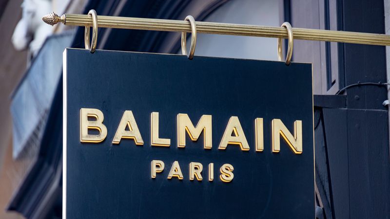 Die neue Kollektion von Balmain sei gestohlen worden, als in Paris ein Lieferwagen gestohlen wurde, sagt der Präsident der Marke