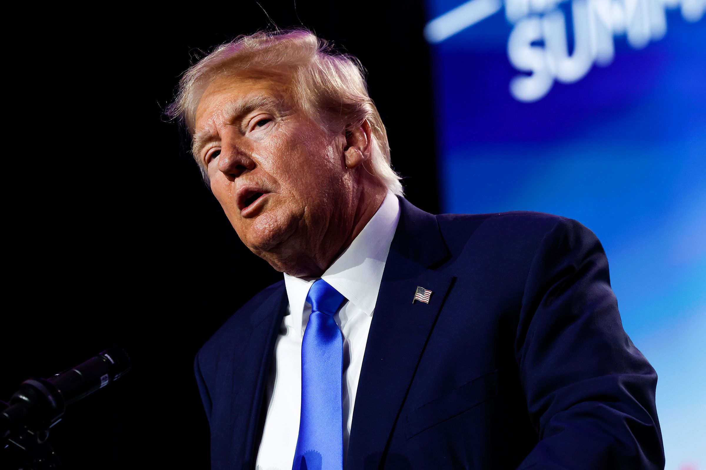 Trump's Iowa campaign rally has stage adorned with mug shot-themed Christmas  decorations