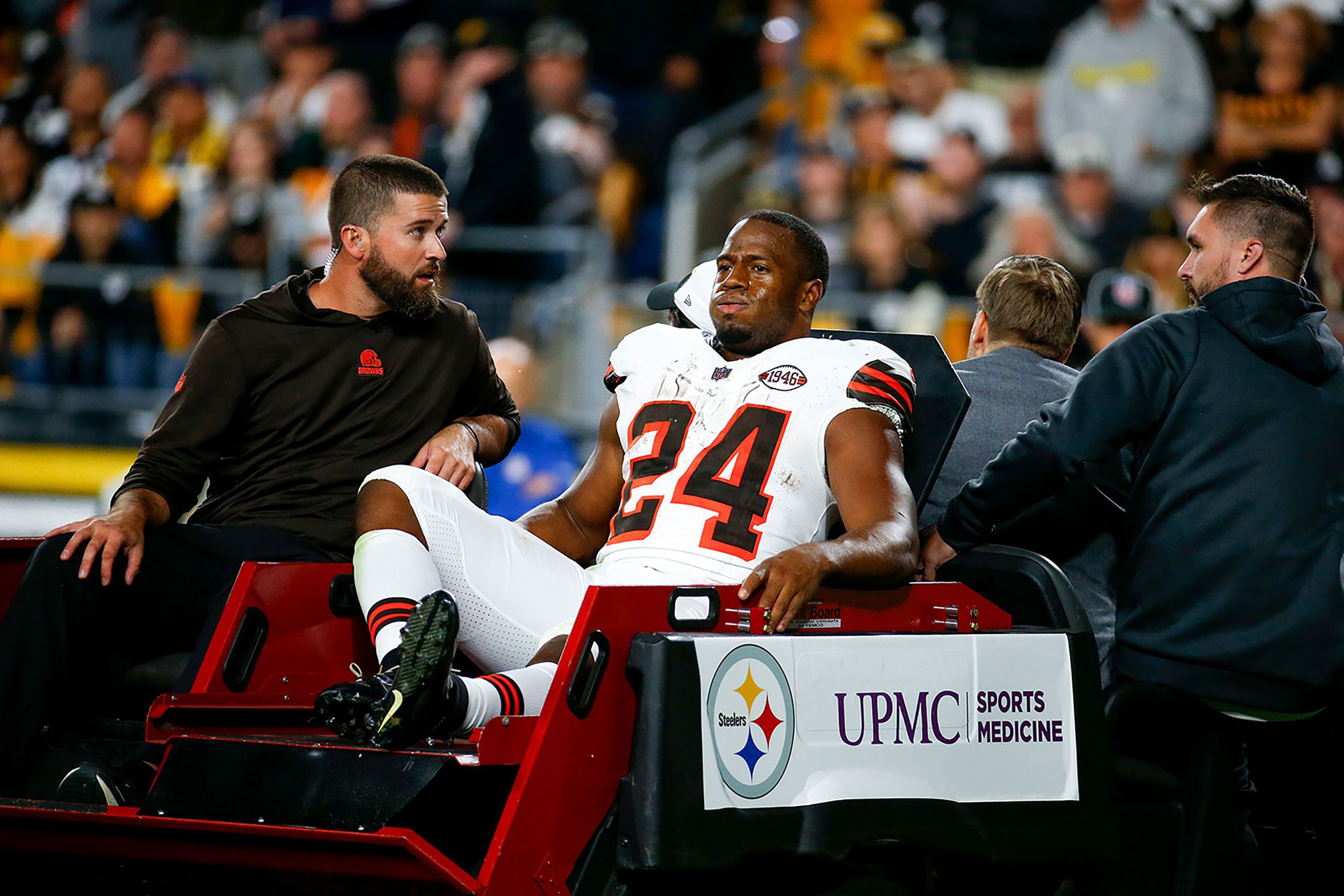 Nick Chubb carted off with knee injury