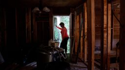 Кристин Уайт се разхожда из повредената си от наводнения къща в Лост Крийк, Кентъки, на 29 септември 2022 г. - Чейс Хейс е „разкъсан“: след като видя наводненията да опустошават селото му в Апалачите, той подаде жалба срещу моята, която го пренебрегва, но този 34-годишен американец не иска да бъде възприеман като "враг" на въглищата. Подобно на него хората в източен Кентъки се борят да се противопоставят на индустрия, която отдавна предлага единствените добре платени работни места в региона. И в навечерието на междинните избори малко кандидати се осмеляват да говорят с тях за изменението на климата. class=