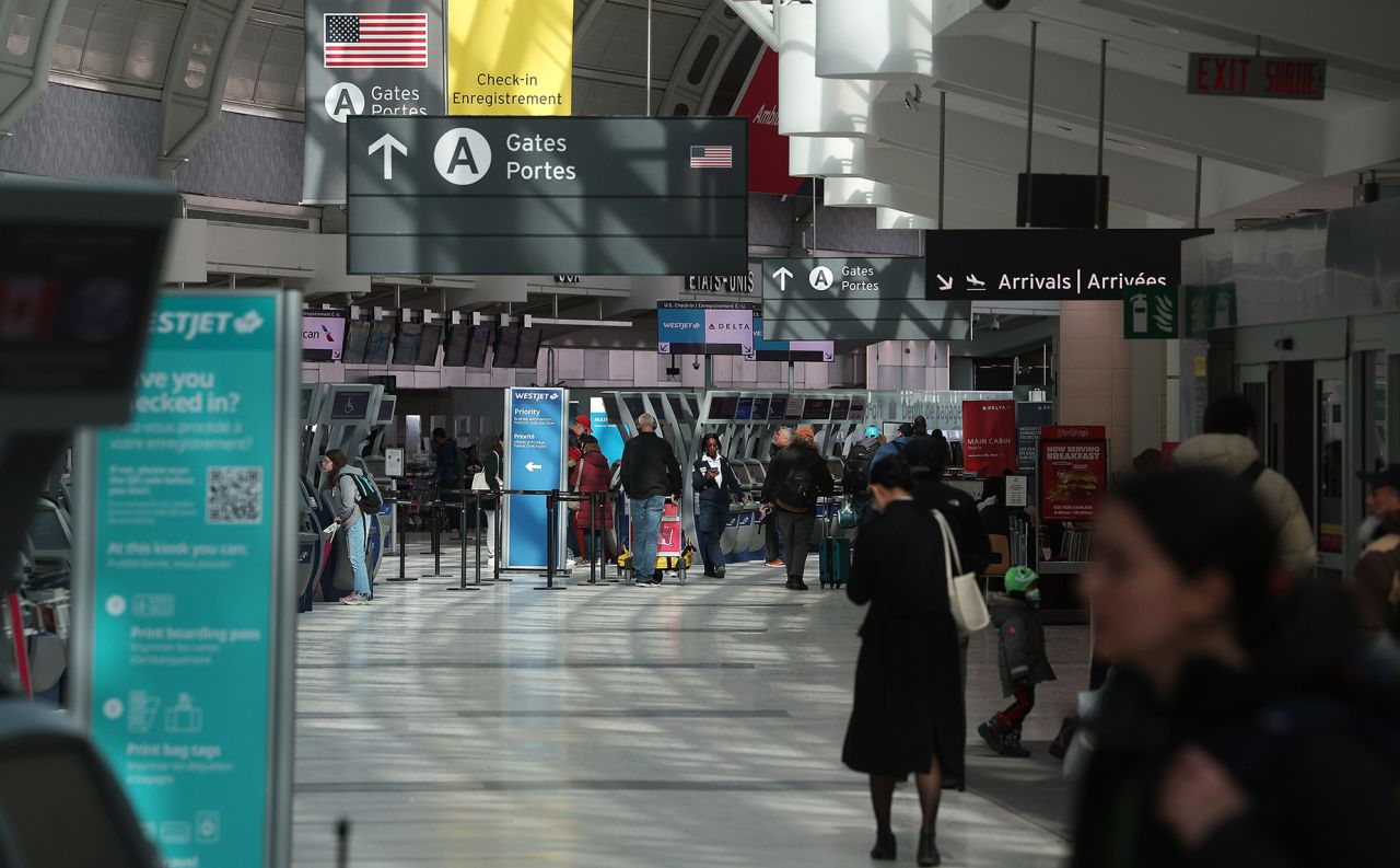 TORONTO, 9 marca – Podróżni wchodzą do Terminalu 3, aby się odprawić i poczekać na loty.  Na międzynarodowym lotnisku Pearson w przeddzień jednego z najbardziej ruchliwych lotów poprzedzających przerwę marcową w Toronto panuje cisza.  9 marca 2023 r. (Steve Russell/Toronto Star za pośrednictwem Getty Images)