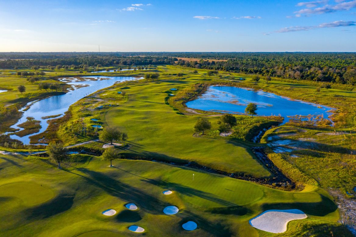 The 18-hole course is tailored to its owner, with Jordan's handicap and style of play considered during construction. Playing fast and firm, a "double-helix" route offers golfers the flexibility to navigate the course in looping internal circuits. 