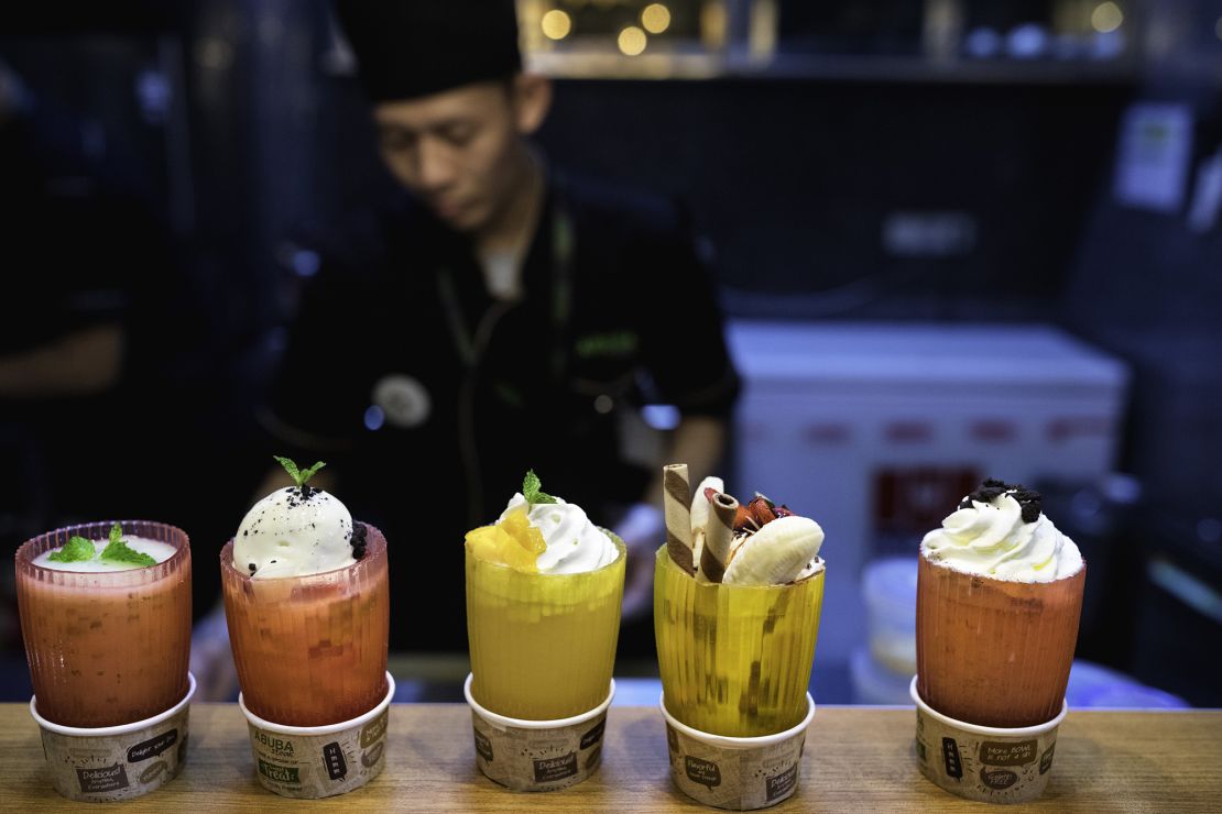 JAKARTA, JAVA, INDONESIA - 2016/08/31: A restaurant server in Jakarta carries ice cream in an edible cup made of seaweed. In the race for a sustainable alternative to plastic, Indonesia bets on seaweedEdible cups made from seaweed. Shopping bags from cassava starch. Food containers from sugarcane fiber. These are some of the bioplastic alternatives being tried out in Indonesia, the world'-s No. 2 producer of seaweed. (Photo by Jonas Gratzer/LightRocket via Getty Images)
