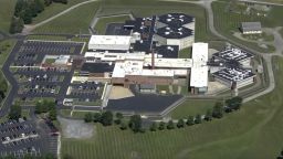  Тази снимка от въздуха показва затвора на окръг Честър в Уест Честър, Пенсилвания на 31 август, в деня, в който Данило Кавалканте избяга от съоръжението.