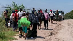 Група мигранти, които са преминали в САЩ от Мексико в Игъл Пас, Тексас, са водени от граничен патрул на 25 август 2023 г. (Снимка от SUZANNE CORDEIRO / AFP) (Снимка от SUZANNE CORDEIRO/AFP чрез Getty Images)