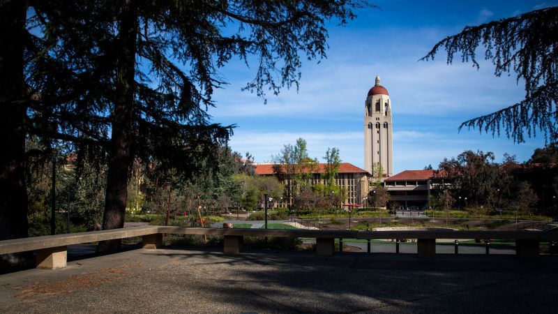 Станфордският университет заяви, че ще върне подаръците, които е получил