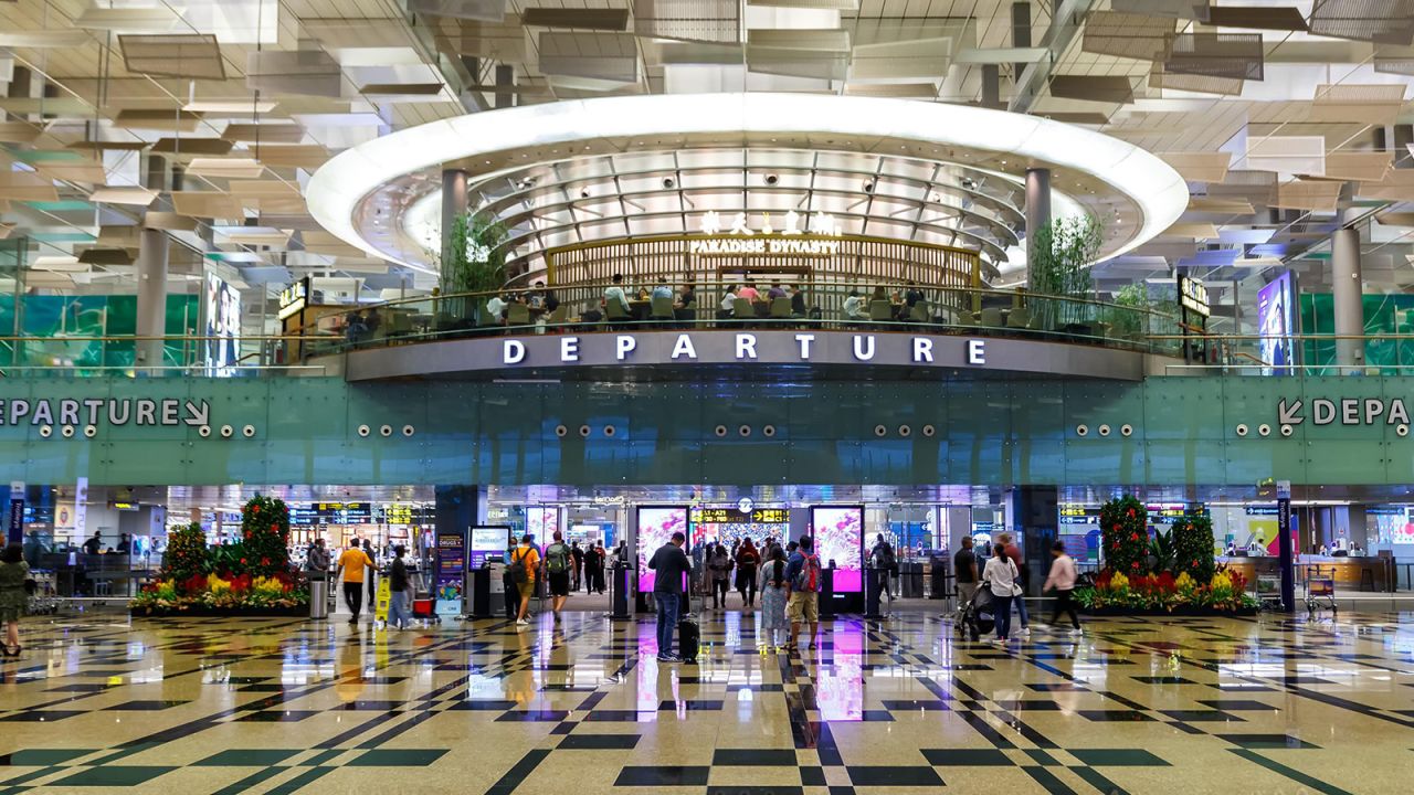 Зала за заминаване на терминала 3 на летище Changi в Сингапур. class=