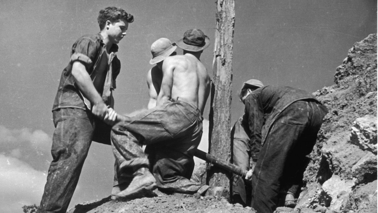  Момчета на работа в лагера на Гражданския консервационен корпус (CCC) в Центъра за селскостопански изследвания в Белтсвил, Мериленд, около 1935 г. CCC е програма за подпомагане на обществена работа за безработни мъже, осигуряваща професионално обучение чрез извършване на полезна работа, свързана с опазването и развитието на природните ресурси в САЩ от 1933 до 1942 г. 